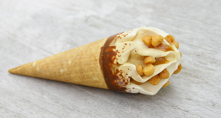 cornet de glace, caramel et macarons