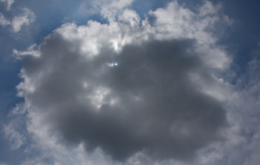 Obraz premium 雲から透けて見える太陽と青空「空想・雲のモンスター〔ドラゴンの顔（太陽が目）などが現れはじめたイメージ〕」天国、降臨、神々しい、成功、未来、夢などのイメージ（雲などにキャッチコピースペース）