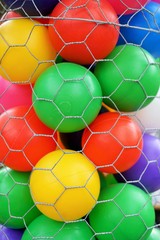 Bunte Bälle im Gitter / Colored Balls behind a Grid