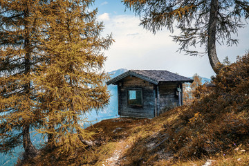 Holzhütte in den Bergen im Herbst -  Hintergrund
