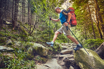 Obraz premium Summer hike in the mountains with a backpack and tent.