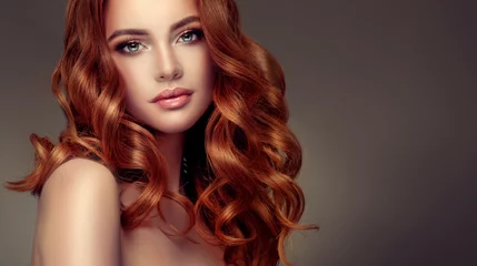 Crédence de cuisine en verre imprimé Salon de coiffure Belle fille modèle avec de longs cheveux bouclés rouges. Tête rouge. Produits de soin, coloration des cheveux.
