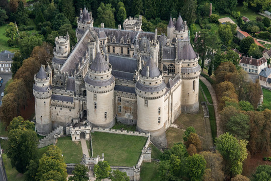 Vue a&eacute;rienne du Ch&acirc;teau de Pierrefond - 60 - restaur&eacute; par Viollet le Duc