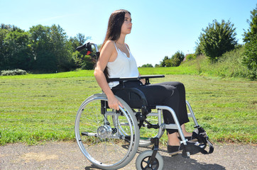 Fototapeta na wymiar Junge Frau im Rollstuhl
