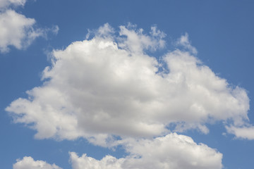 Naklejka na ściany i meble Panoramica di un cielo azzurro e soleggiato. Ogni tanto si vedono gruppi du nubi e nuvole che pero non sembrano preannunciare precipitazioni