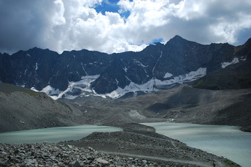 Lacs jumeaux dans le parc des Ecrins (Alpes)