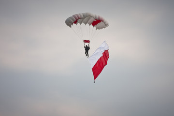 Spadochroniarz z flagą © Mariusz Stoszewski
