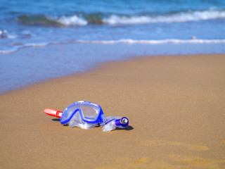 Fototapeta na wymiar diving mask and snorkel on a sand beach, copy space