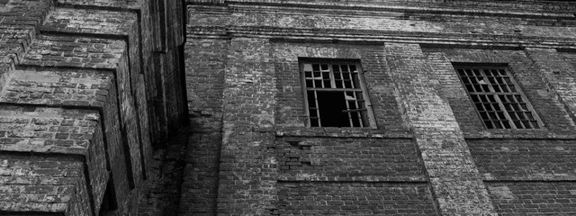 Fototapeta na wymiar an old abandoned building with broken Windows brings sadness and longing