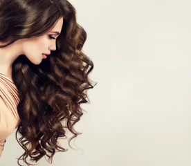 Photo sur Plexiglas Salon de coiffure Brunette  girl with long  and   shiny wavy hair .  Beautiful  model with curly hairstyle .
