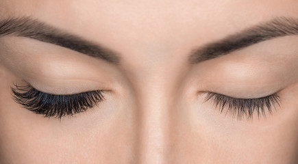 Eyelash removal procedure close up. Beautiful Woman with long lashes in a beauty salon. Eyelash extension. - obrazy, fototapety, plakaty