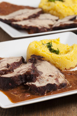 Portion Kalbfleisch mit polenta