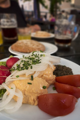 Obatzda in einem Biergarten in Bayern