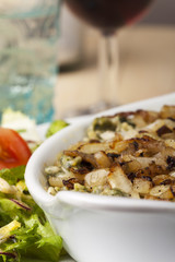 Bayerische hausgemachte Pasta mit Salat