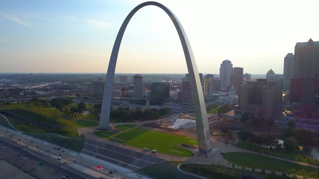 Aerial drone video St Louis Gateway Arch flythrough 4k 60p