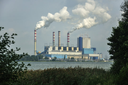 Dymiące kominy elektrowni