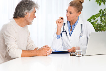 Fototapeta na wymiar Ärztin mit Patient im Gespräch