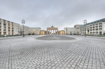 Leerer Pariser Platz am Morgen in Berlin mit Brandenburger Tor