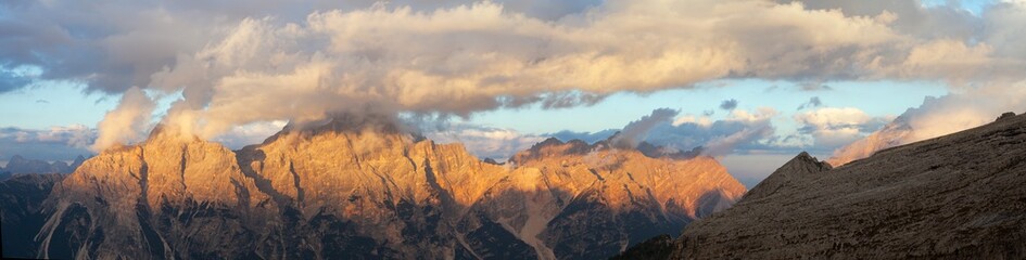 Fototapeta na wymiar gruppo del Sorapis, South Tirol, dolomites mountains