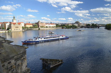 Wełtawa w Pradze/Vltava river in Prague, Czech Republic - obrazy, fototapety, plakaty