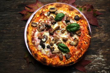 Afwasbaar Fotobehang Pizzeria Pizza ai funghi mit pilzen met champignons z grzybami pizza met champignons med con cham piñones sopp Пица са печуркама ب، الفار