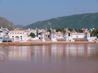 Ghats au bord du lac sacré de Pushkar (Inde)