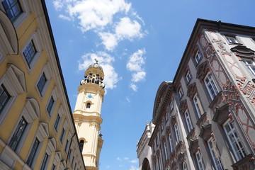 Fototapeta na wymiar Stadtpanorama München: Theatinerkirche, Feldherrenhalle, Residenz und Fussgängerzone