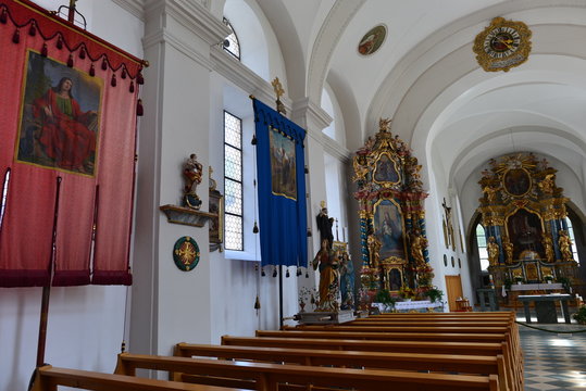 Innnenansicht der Kath. Pfarrkirche hl. Leonhard in Ried im Oberinntal 