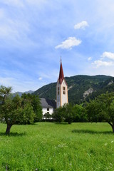 Fototapeta na wymiar Kath. Pfarrkirche hl. Leonhard in Ried im Oberinntal - Tirol