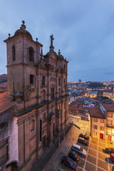 Fototapeta na wymiar Sao Lourenco church in Porto at sunrise
