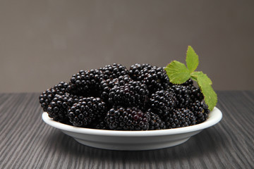 blackberry/ blackberry in a plate on the background of a table