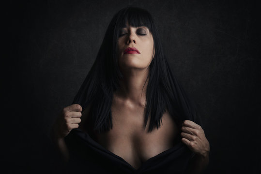 mujer sexy con fondo negro