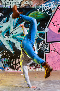 Hombre movimiento de breack dance y grafitti