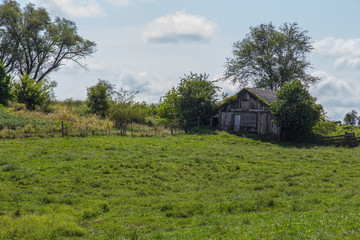 Obraz premium Old barn next to a field