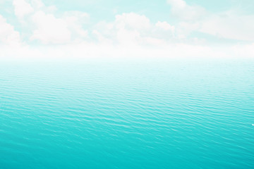 Obraz premium Surface of ocean water with sky background