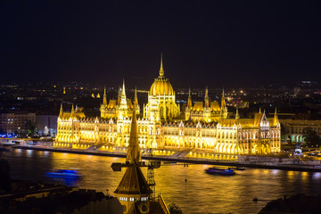 Obraz premium Panoramic view of Budapest at night