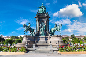 Naklejka premium Maria Theresa statue in Vienna