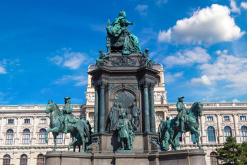Fototapeta na wymiar Maria Theresa statue in Vienna