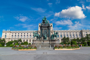 Fototapeta premium Maria Theresa statue in Vienna
