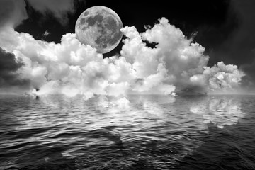 Panele Szklane  Księżyc w pełni i chmury w ciemnym nocnym niebie fantazji odbite w falistej wodzie oceanu