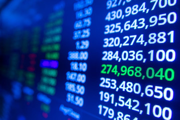 Obraz premium Stock market graph and ticker with blue screen for stock exchange analysis