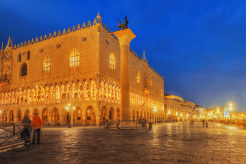 Fototapeta na wymiar Embankment of the Grand Canal and the Doge's Palace (Palazzo Ducale) in night time, Venice. Italy.