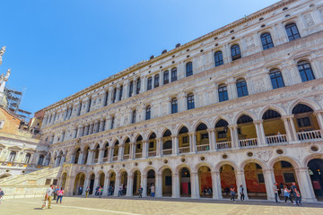 Obraz premium Patio of St. Mark's Cathedral (Basilica di San Marcos)and the Doge's Palace (Palazzo Ducale) , Italy.