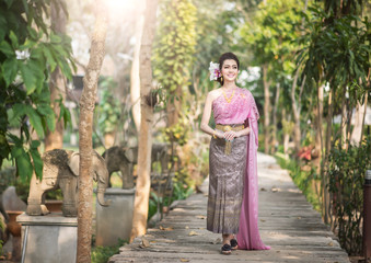 Fototapeta na wymiar Beautiful Thai girl in Thai traditional costume