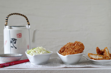 asiatischees Hühnchenfilet in Sesampanade gebacken mit süß-sauer-scharf Sauce und Reis-Lauch-Salat mit Chili