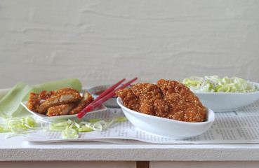 asiatischees Hühnchenfilet in Sesampanade gebacken mit süß-sauer-scharf Sauce und Reis-Lauch-Salat mit Chili