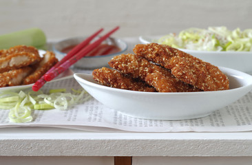 asiatischees Hühnchenfilet in Sesampanade gebacken mit süß-sauer-scharf Sauce und Reis-Lauch-Salat mit Chili