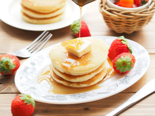 パンケーキにシロップをかける © hiro cafe