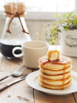 パンケーキにメイプルシロップをかける