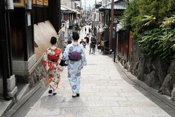 Zelfklevend Fotobehang Een vrouw in een kimono die langs Yasaka-dori in Kyoto loopt © RyoAnna